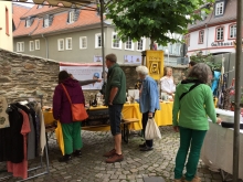 Seit vielen Jahren ist der Zonta Club Bad Soden Kronberg mit einem Stand am Flohmarkt in Kronberg vertreten und verkauft Sachen, die zuvor gespendet wurden, für einen guten Zweck.