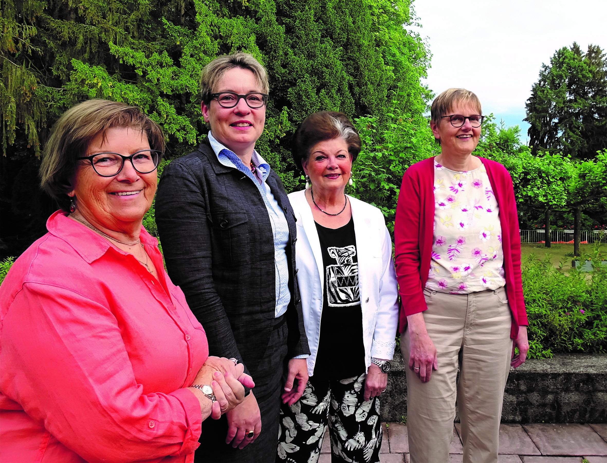 Der neue Vorstand des Zonta Clubs Bad Soden-Kronberg: Marlis Sommerlade-Brink, Dr. Ilja-Kristin Seewald, Dr. med. Christiane Schmitz-Brendel, Dorothee Heine-Williams (v.l.n.r.)